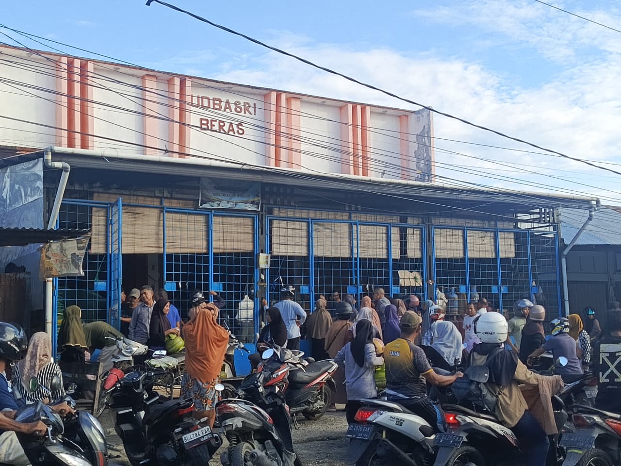 Stok Gas LPG Sudah Mulai Masuk, Masyarakat Meulaboh Berdesakan Hingga Cekcok!