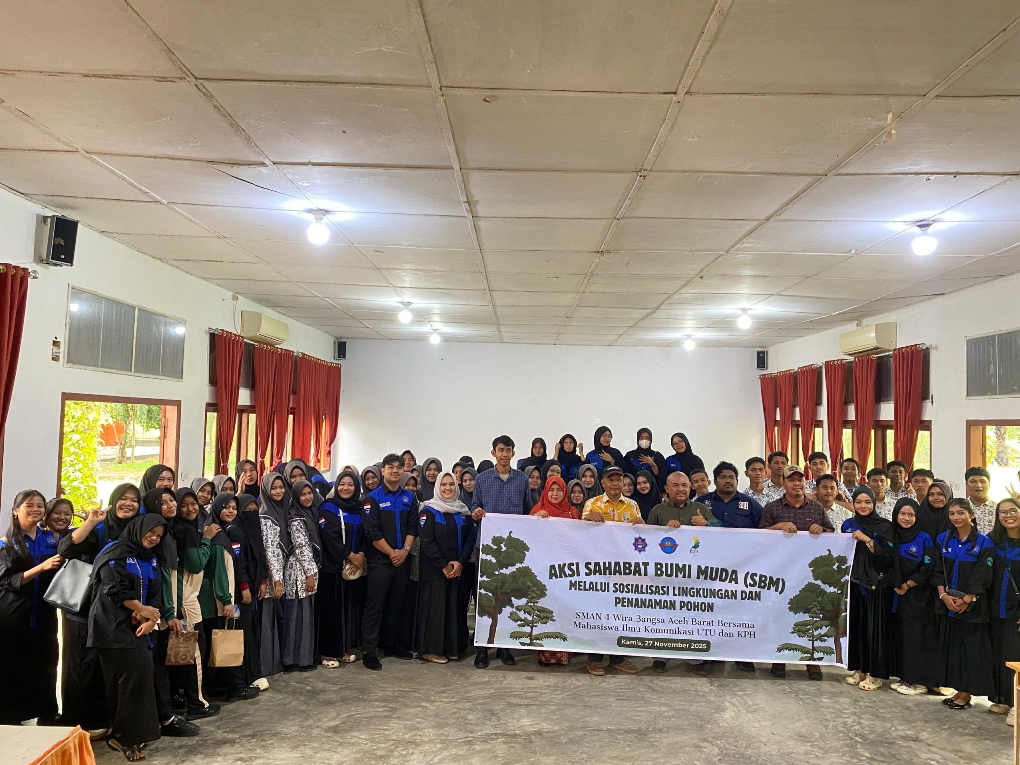 Mahasiswa Ilmu Komunikasi Bergerak Selamatkan Bumi : Sosialisasi Aksi Sahabat Bumi Muda (SBM) Di SMAN 4 Wira Bangsa Aceh Barat